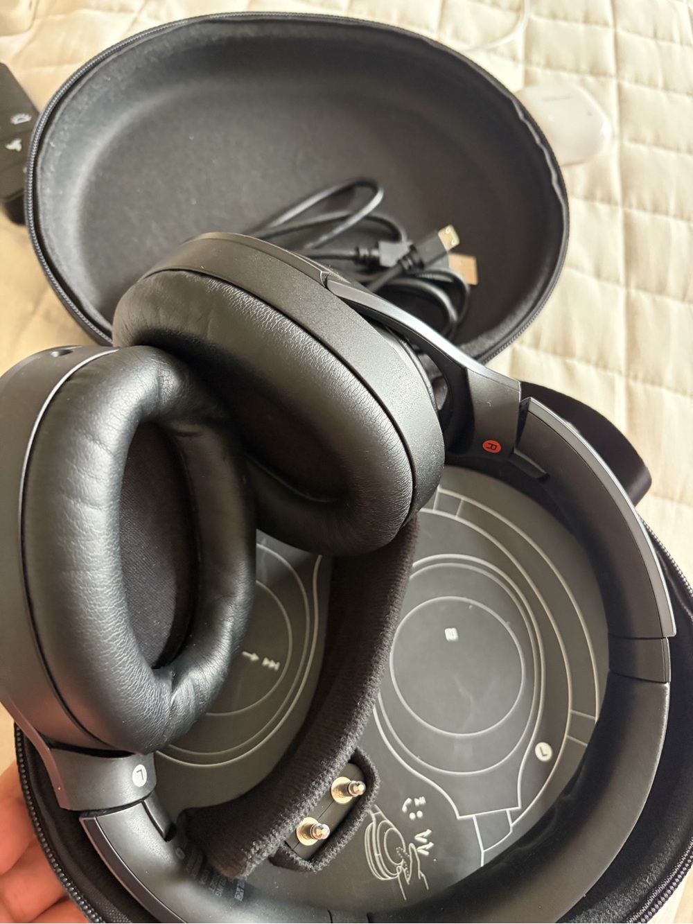 Sony MH1000XM4 Over-ear Wireless Headphones in Black